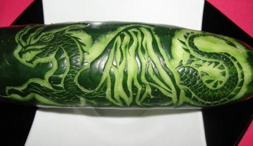 Tallado de dragón en un pepino