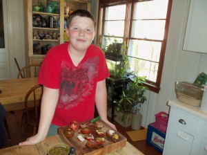 niños ocn su madre en la cocina