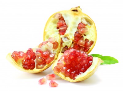 una fruta de granada abierta