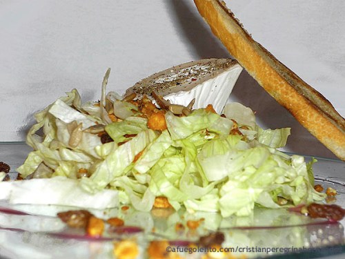 Ensalada templada son frutos secos y queso de cabra