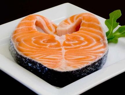 Rodaja de salmón crudo