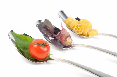 tenedores cucharas con pasta, tomate y ajo