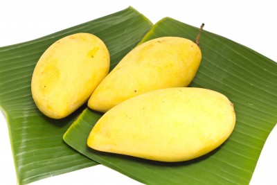 la fruta de mango sobre hojas de plátano