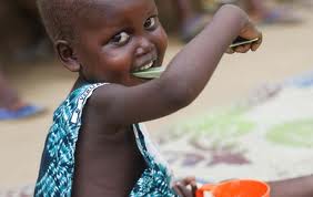 erradicar el hambre niña comiendo