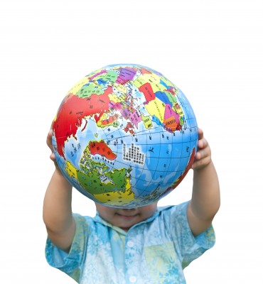 un niño con el mundo