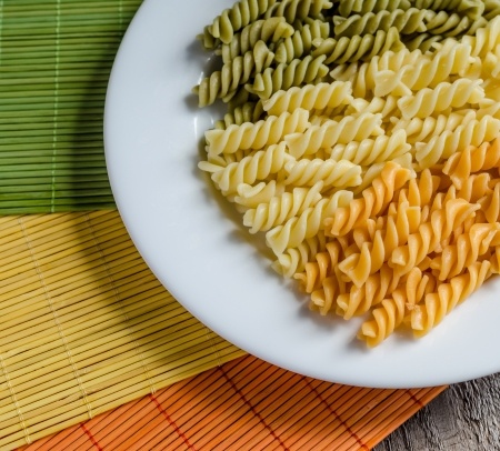 tirabuzones de pasta de colores