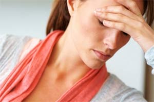 chica cerrando los ojos