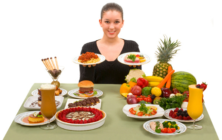 chica en mesa con alimentos