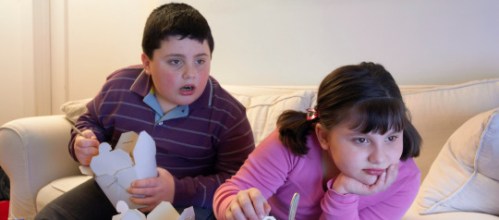 niños viendo la television