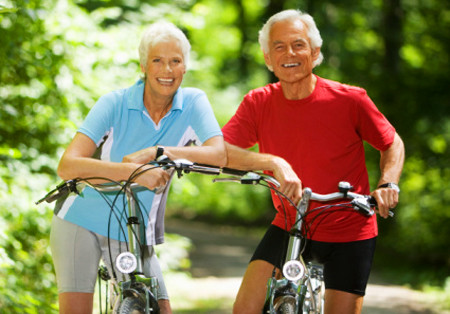 personas saludables en bicicleta