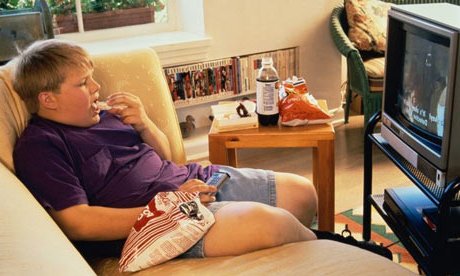 niño obeso comiendo