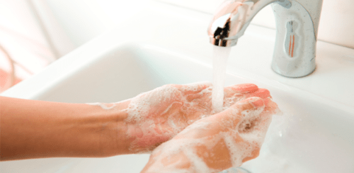 persona lavandose las manos